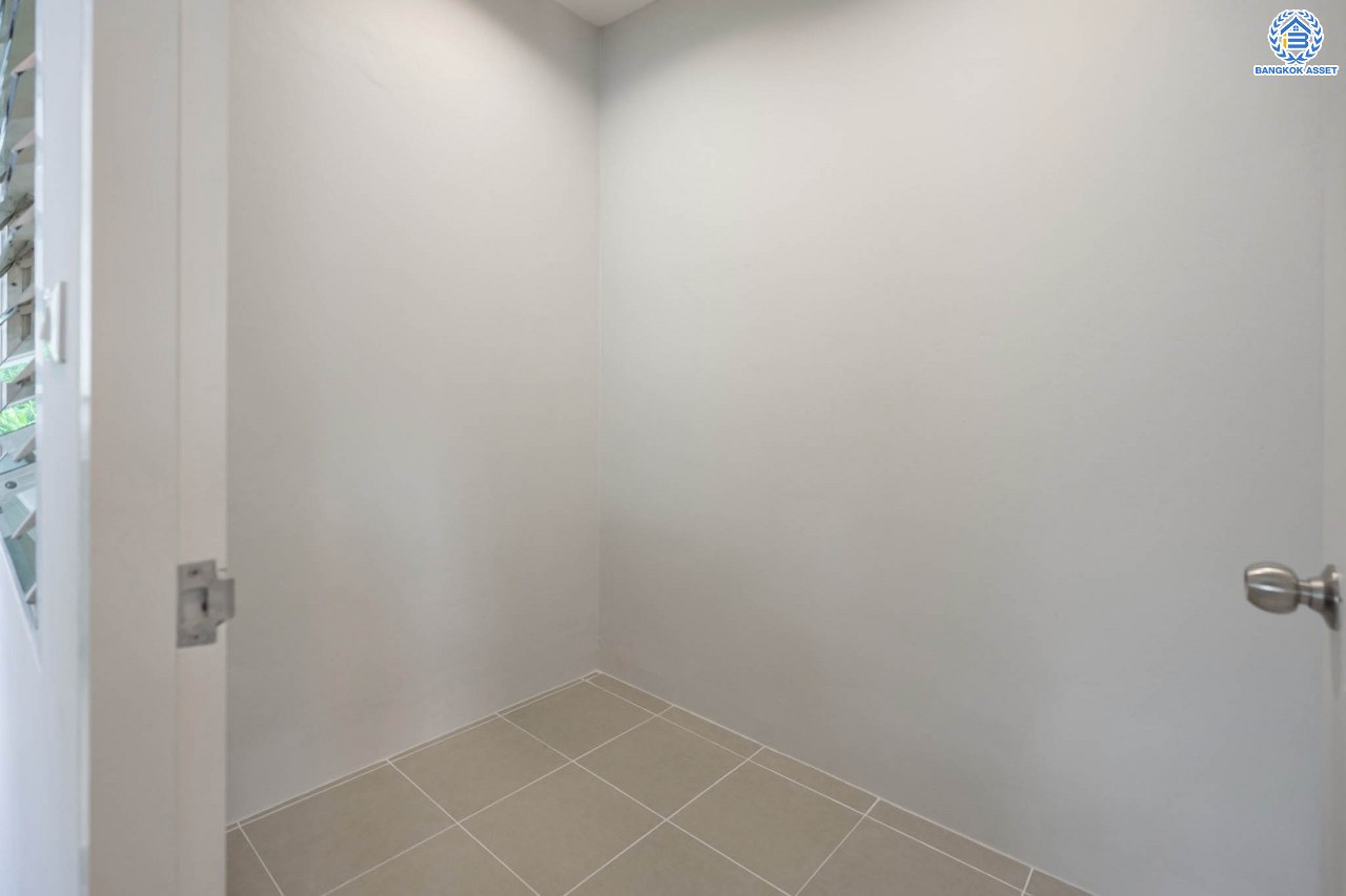 บ้านมือสองตกแต่งใหม่ ม.มณีรินทร์พาร์ค รัตนาธิเบศร์-ท่าอิฐ แบรนด์ Property Perfect เนื้อที่ 66.2 ตร.ว. ฟังก์ชัน 3 ห้องนอน 4 ห้องน้ำ 1 ห้องอเนกประสงค์ จอดรถได้ 2 คัน บนทำเลศักยภาพ เชื่อมต่อทั้ง ถนนรัตนาธิเบศร์ และถนนราชพฤกษ์ ใจกลาง 2 เซ็นทรัลฯ ใกล้ทางด่วนงามวงศ์วาน และรถไฟฟ้า "สถานีบางรักน้อยท่าอิฐ"